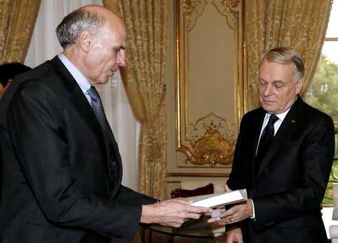 Bernard P�cheur remet son rapport sur la fonction publique au premier ministre Jean-Marc Ayrault,      le 4 novembre � Matignon.