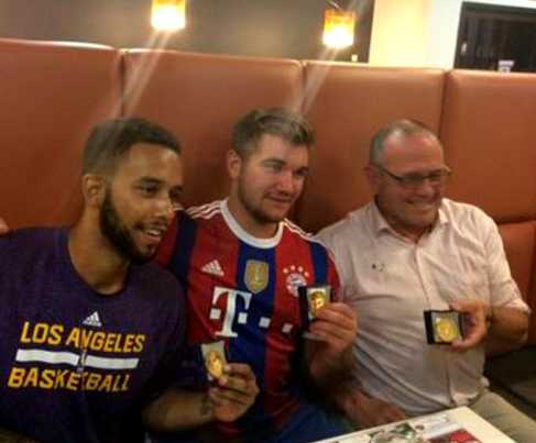 Sur la ligne de TGV Amsterdam Paris, plusieurs passagers du Thalys dont trois am�ricains d�sarment courageusement le terroriste Ayoub El Khazzani , �vitant ainsi plusieurs meurtres.   